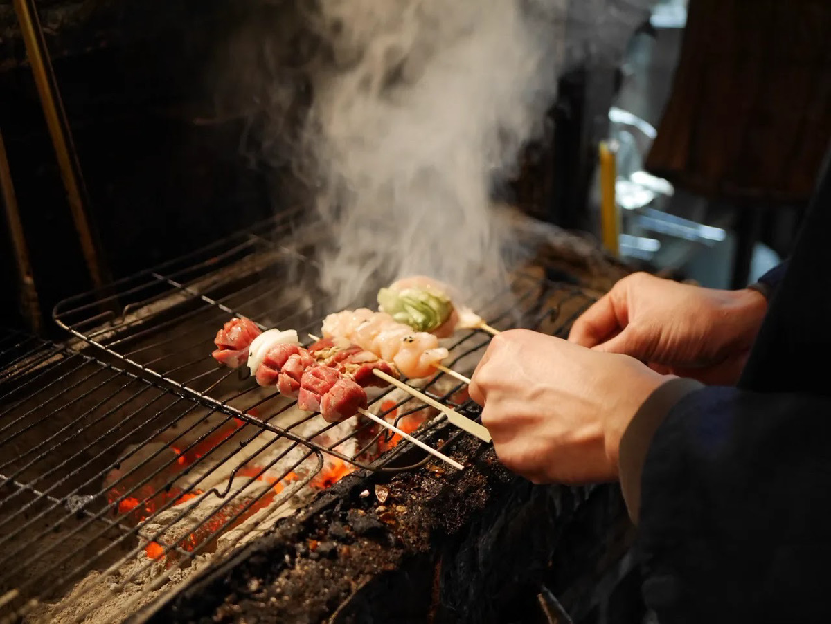 北九州の焼き鳥店の調理風景